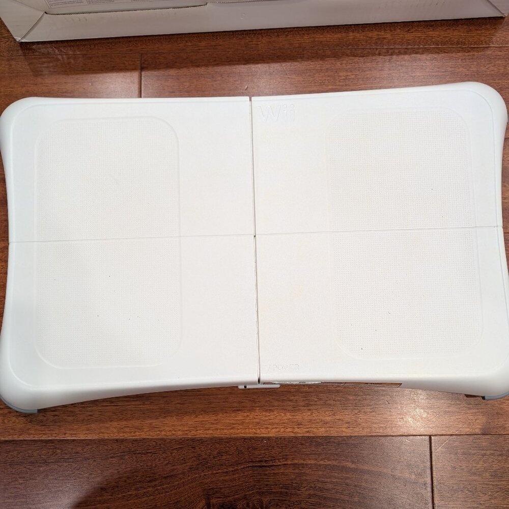 Nintendo Wii Fit with Balance Board w/ Wii FIT Game - TESTED - Picture 2 of 7